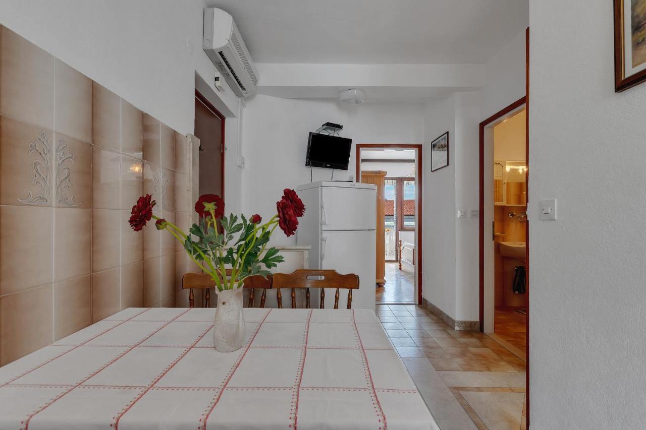 Apartments Tihomir Musac Omiš Esterno foto